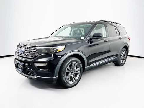 Used 2023 Ford Explorer XLT w/ Equipment Group 202A RWD image 3
