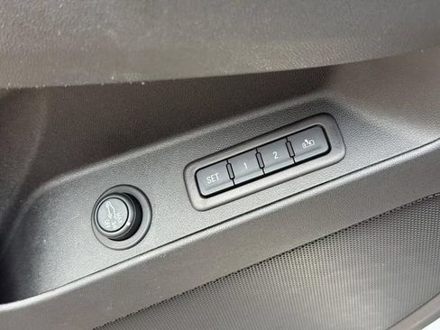 Used 2020 Chevrolet Equinox Premier FWD image 16
