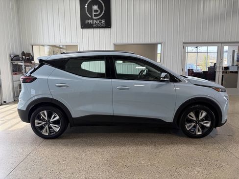 Used 2022 Chevrolet Bolt EUV LT w/ Convenience Package image 7