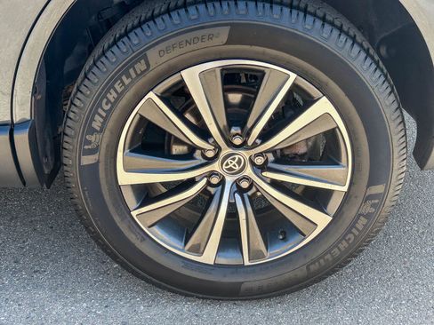 Used 2021 Toyota Venza LE w/ Carpet Mat Package (TMS) AWD/4WD image 11