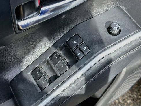 Used 2022 Toyota Highlander XLE FWD image 16