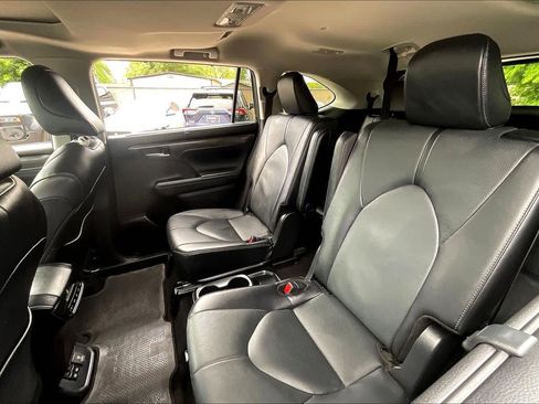 Used 2025 Toyota Highlander Limited image 21