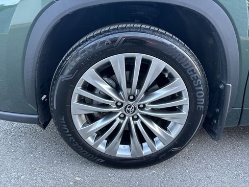 Used 2024 Toyota Highlander XLE image 11