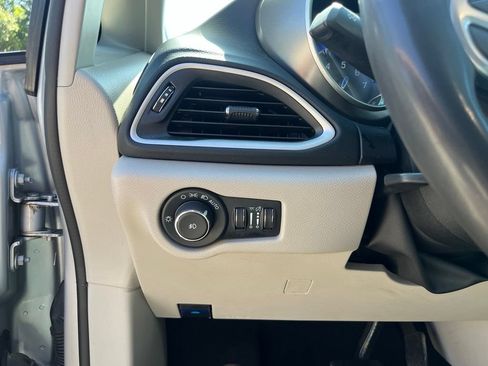 Used 2023 Chrysler Pacifica Touring-L FWD image 22