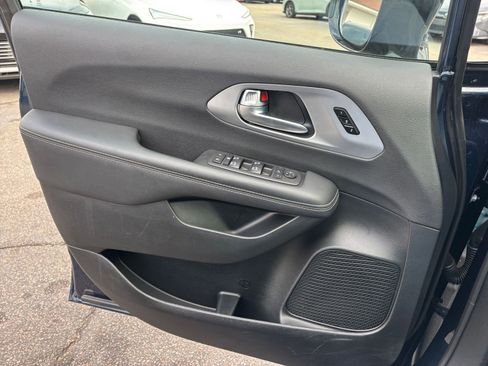 Used 2025 Chrysler Pacifica Limited image 18
