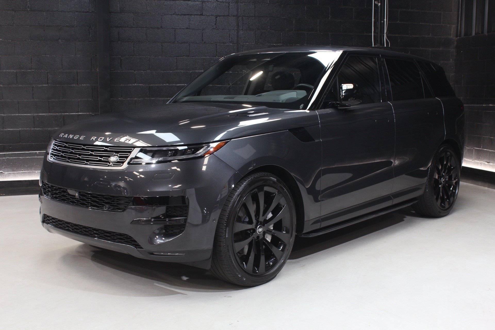 Used 2025 Land Rover Range Rover Sport SE AWD/4WD image 4