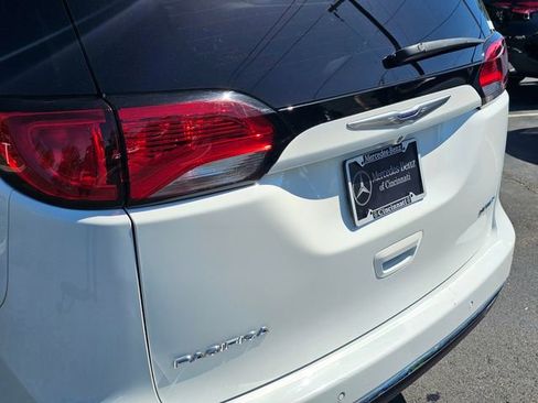 Used 2020 Chrysler Pacifica Limited w/ Tire & Wheel Group FWD image 16