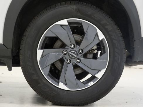 Used 2025 Nissan Rogue SV FWD image 9