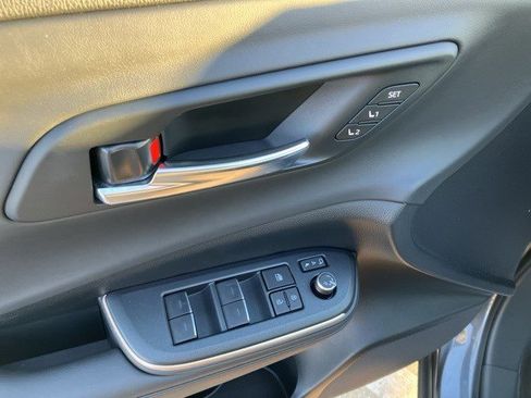 Used 2023 Toyota Crown Limited image 9