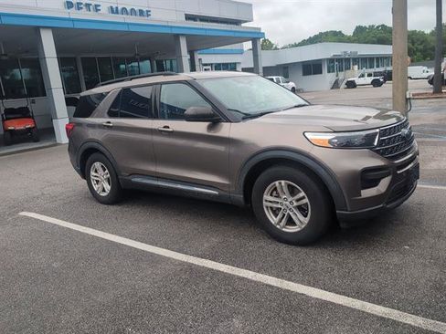 Used 2021 Ford Explorer XLT RWD image 2