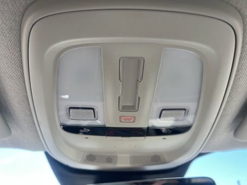 Used 2025 Volvo XC40 B5 Plus image 39