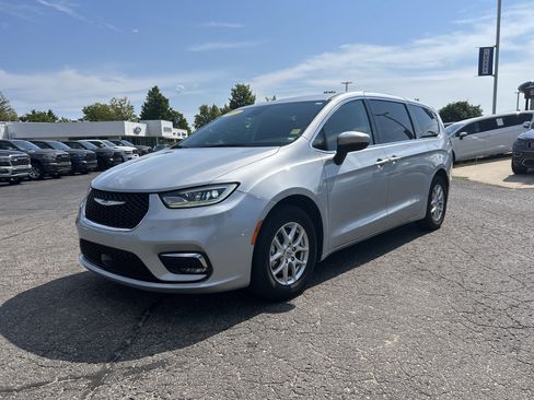 Used 2023 Chrysler Pacifica Touring-L FWD image 7