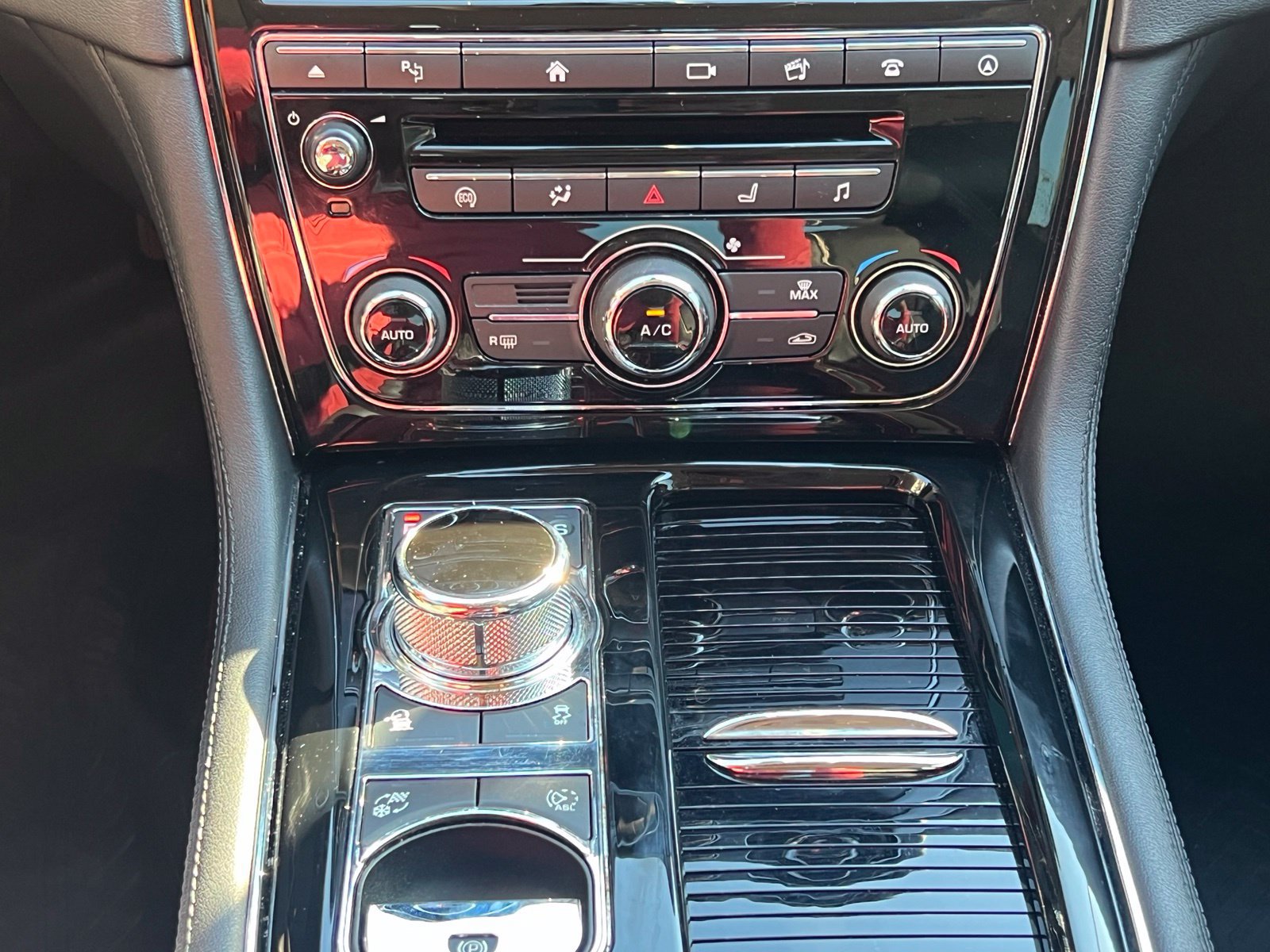 Used 2016 Jaguar XJ R-Sport RWD image 34