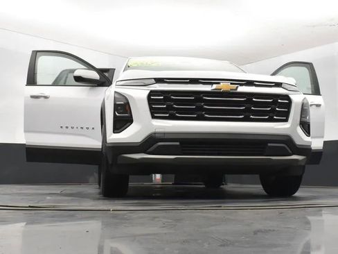Used 2025 Chevrolet Equinox LT FWD image 11