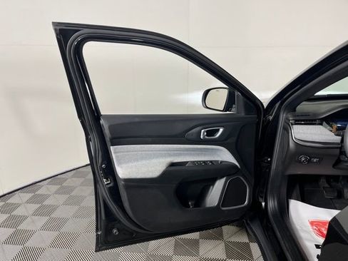 Used 2023 Jeep Compass Latitude image 15