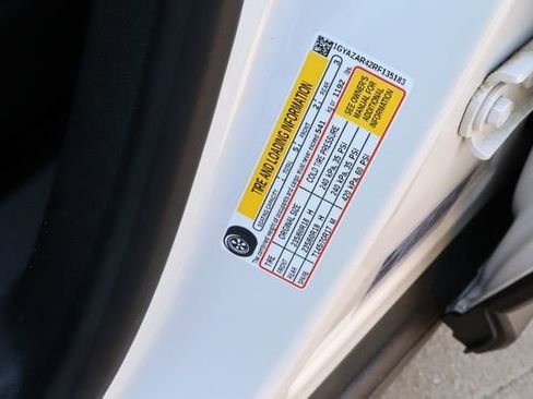 Used 2024 Cadillac XT4 Luxury w/ Cold Weather Package FWD image 31