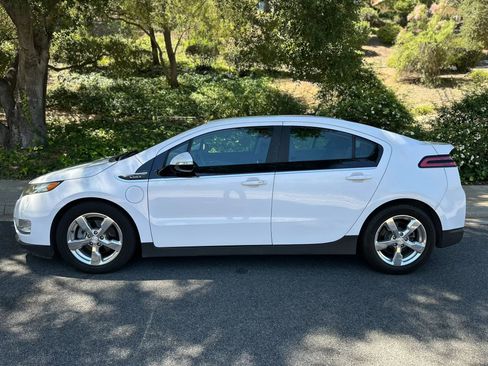 Used 2013 Chevrolet Volt Premium w/ Premium Trim Package FWD image 2