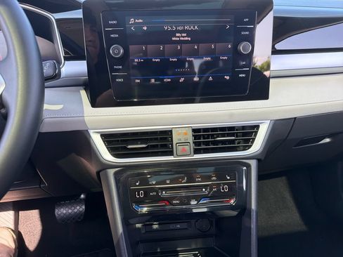 Certified 2025 Volkswagen Taos SE AWD/4WD image 15