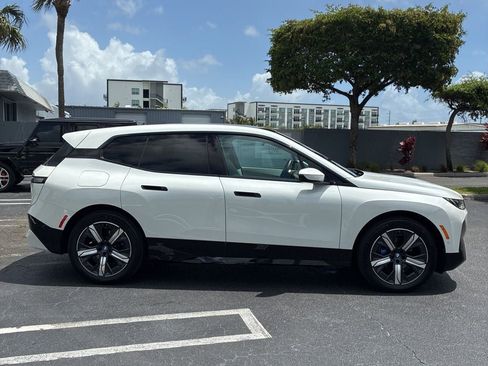 Used 2023 BMW iX xDrive50 w/ Sport Package AWD/4WD image 7