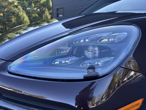 Certified 2022 Porsche Cayenne Platinum Edition image 32