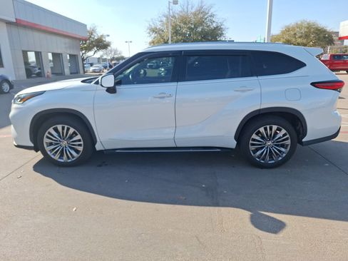 Used 2020 Toyota Highlander Platinum image 3
