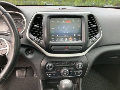 Used 2018 Jeep Cherokee Trailhawk w/ Comfort & Convenience Group AWD/4WD image 15
