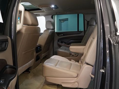 Used 2018 Chevrolet Suburban Premier image 20