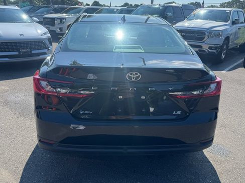 Used 2025 Toyota Camry SE FWD image 5