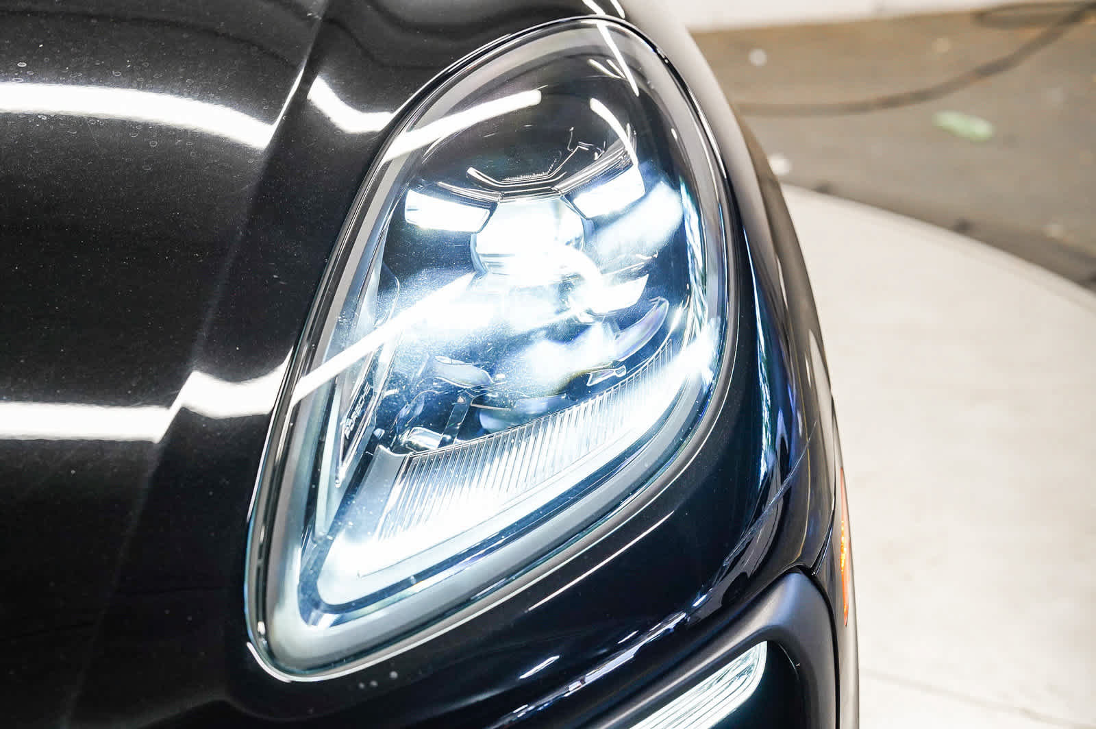 Used 2025 Porsche Macan Turbo AWD/4WD image 7