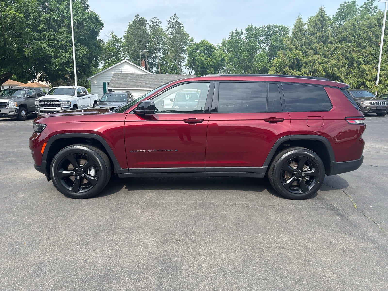 Used 2023 Jeep Grand Cherokee L Limited AWD/4WD image 6