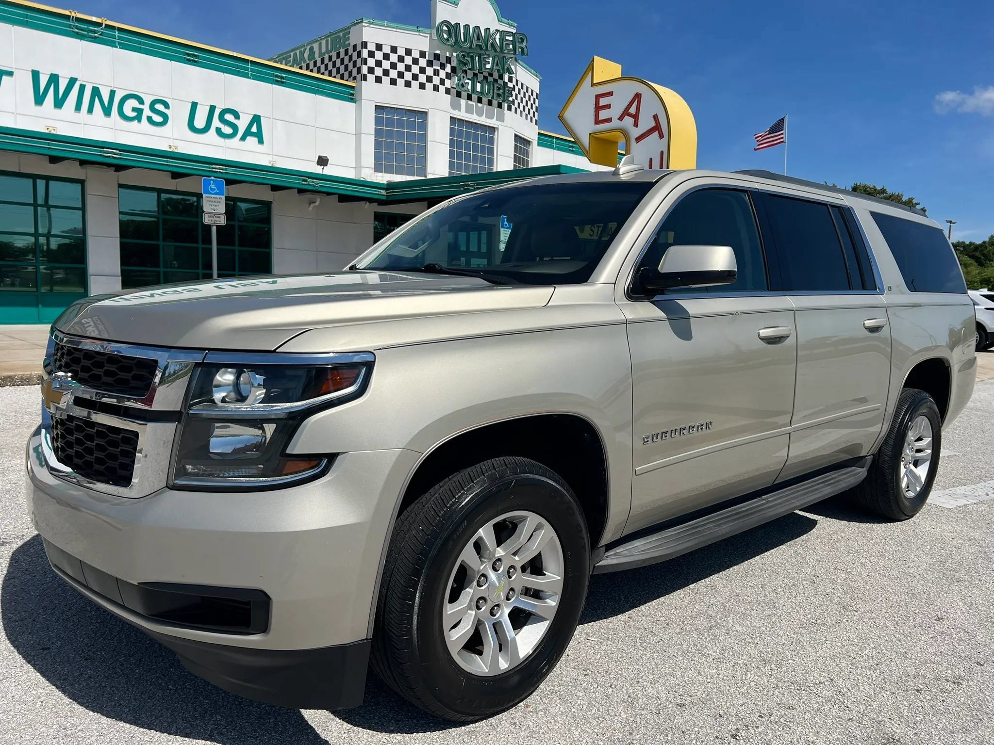 Used 2016 Chevrolet Suburban LT RWD image 2