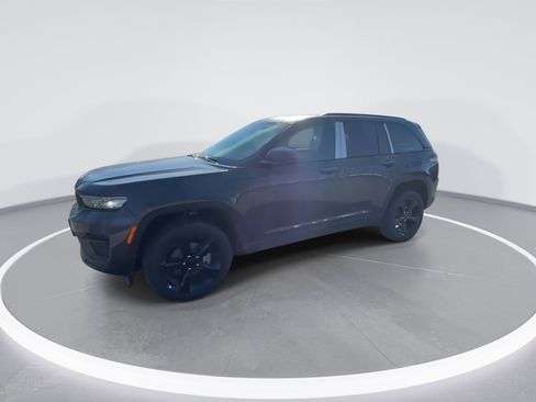 New 2025 Jeep Grand Cherokee Altitude image 4