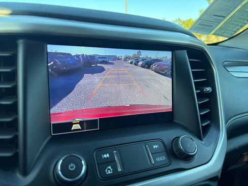 Used 2023 GMC Acadia SLT image 17
