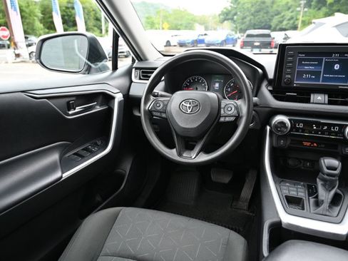 Used 2022 Toyota RAV4 XLE AWD/4WD image 11