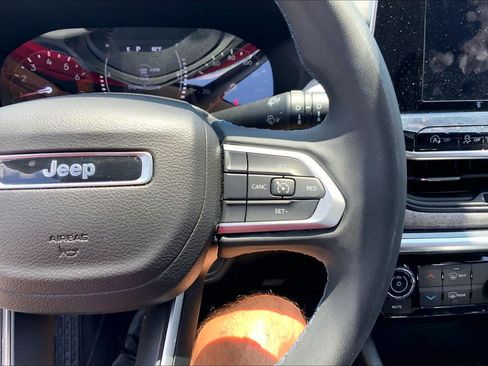 Used 2022 Jeep Compass Latitude FWD image 24