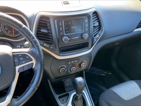 Used 2018 Jeep Cherokee Latitude w/ Altitude Package image 6