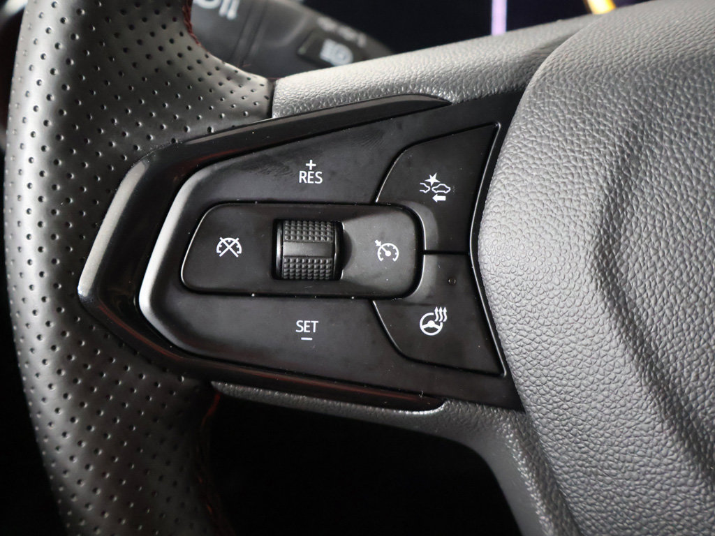 Used 2025 Chevrolet Trax RS FWD image 35