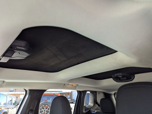 Used 2020 Jeep Renegade Latitude image 17