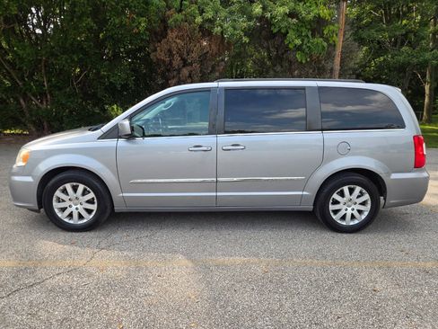 Used 2014 Chrysler Town & Country Touring FWD image 4
