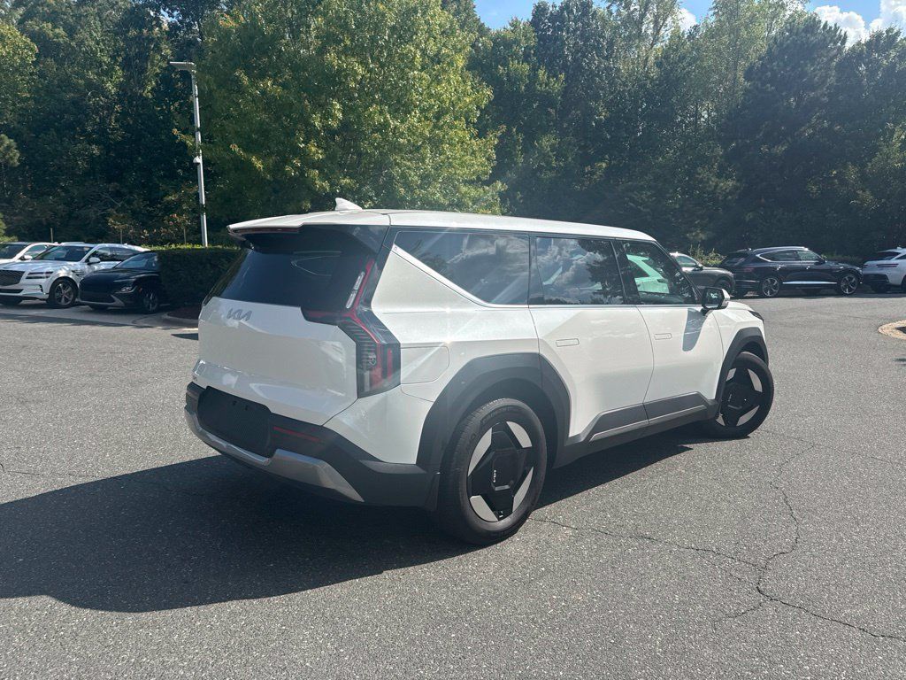 Used 2024 Kia EV9 Light Long Range RWD image 4