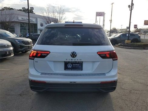 Used 2023 Volkswagen Tiguan SE w/ Panoramic Sunroof Package image 5