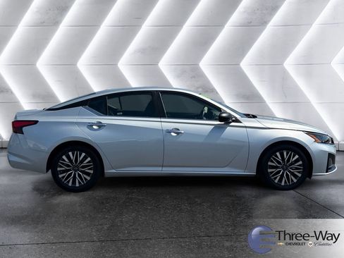 Used 2024 Nissan Altima 2.5 SV image 6