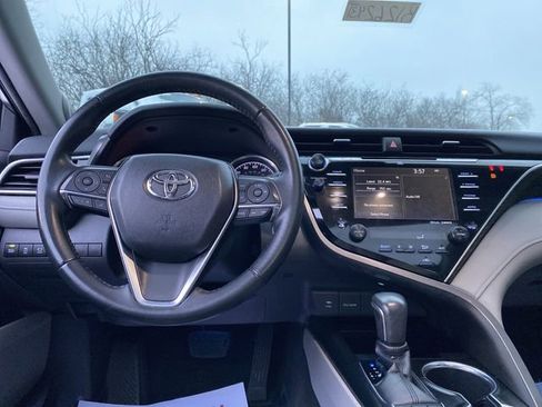 Used 2018 Toyota Camry XLE image 5