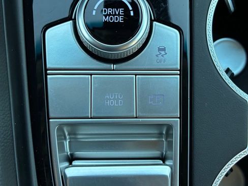 Used 2025 Genesis G70 2.5T image 40