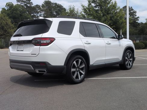 Used 2024 Honda Pilot Touring image 4