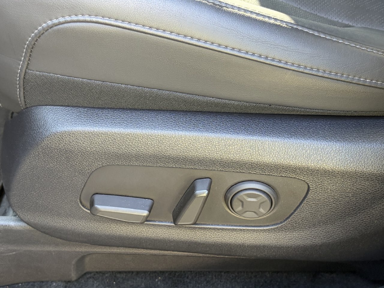 Used 2025 Kia Carnival EX FWD image 9