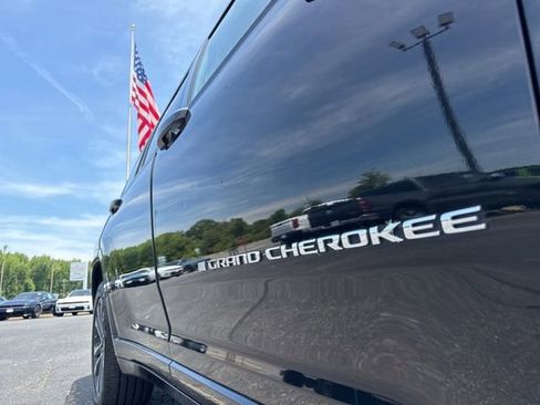 Used 2021 Jeep Grand Cherokee L Overland w/ Luxury Tech Group IV AWD/4WD image 4