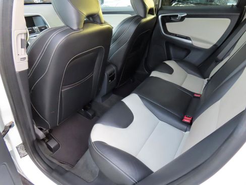 Used 2017 Volvo XC60 T5 Dynamic w/ Preferred Option Package image 9