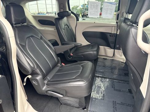Used 2024 Chrysler Pacifica Touring-L FWD image 21