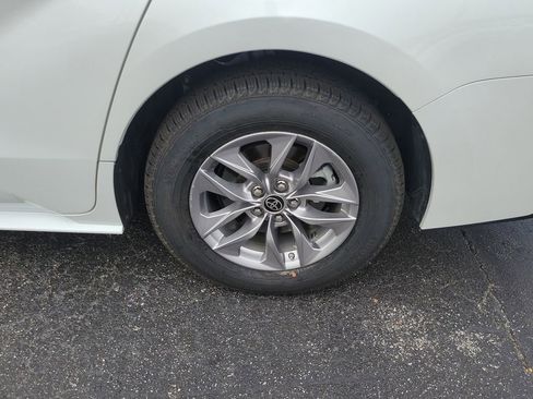 Used 2022 Toyota Sienna XLE image 7